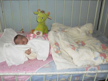 Copii abandonaţi în spital, pe timpul iernii, din cauza sărăciei